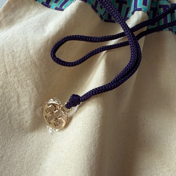 Tory Burch dust bag with blue drawstring and gold charm - Picture 2 of 5